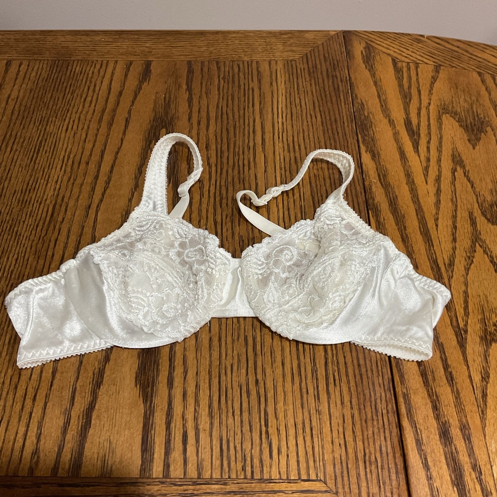 Pretty Vassarette Cream Lace Bra